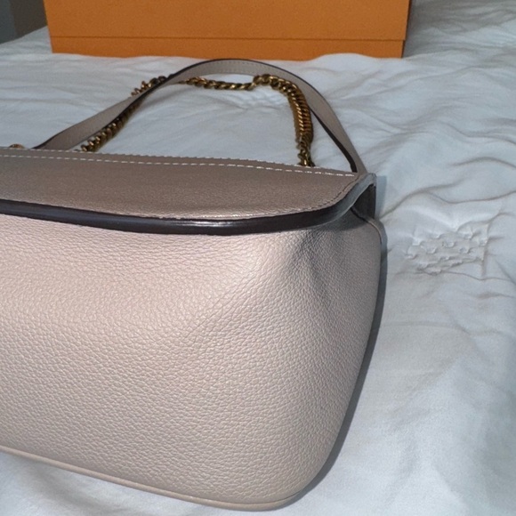 Louis Vuitton Grained Calfskin Lockme Chain Bag Greige - Picture 9 of 16